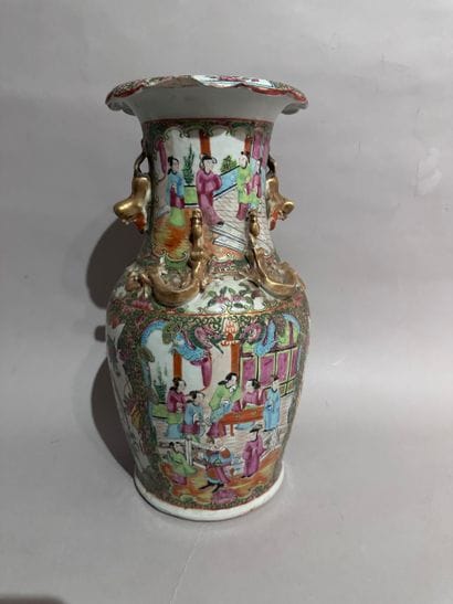 CHINE
VASE en porcelaine de Canton à décor...