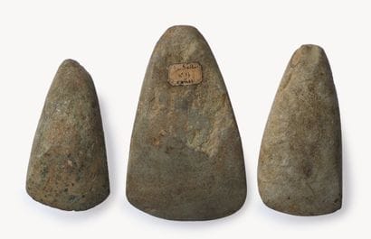Lot de trois haches polies 
Pierre grise....