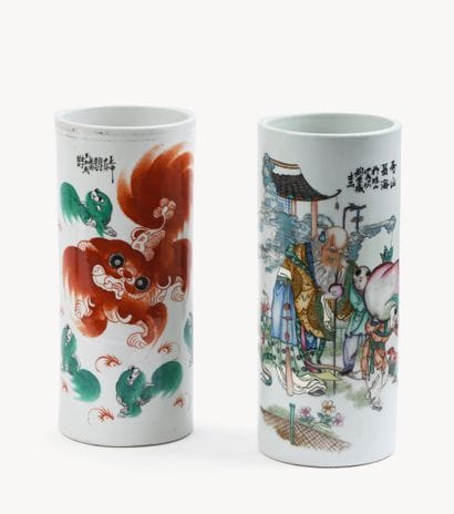 CHINE
Deux PORTE-ROULEAUX en porcelaine émaillée...
