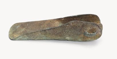 Hache à ailerons et anneau latéral 
Bronze...