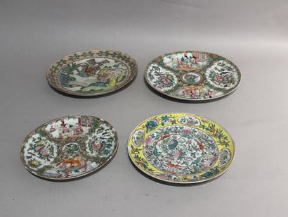 CHINE
Quatre ASSIETTES en porcelaine de Canton...