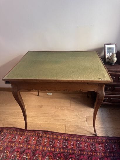 Table à jeux en bois fruitier, la ceinture...