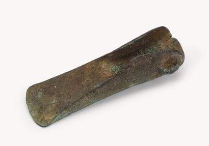 Hache à ailerons et anneau latéral 
Bronze...