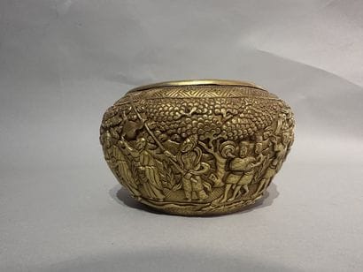 TIBET
COUPE en bronze doré à décor en haut-relief...