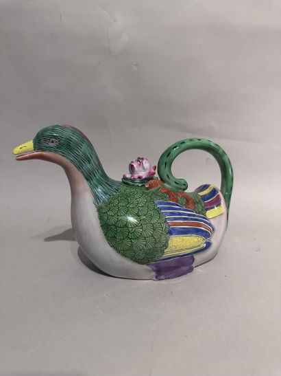 CHINE
VERSEUSE en porcelaine émaillée polychrome...