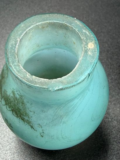 Lot de trois vases miniatures
à décor de...