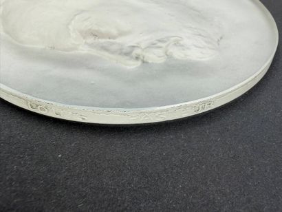 R.LALIQUE
Médaillon en verre sablé représentant...