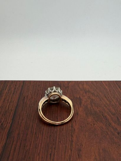 Ring in 18K (750) gold,
set with a round...
