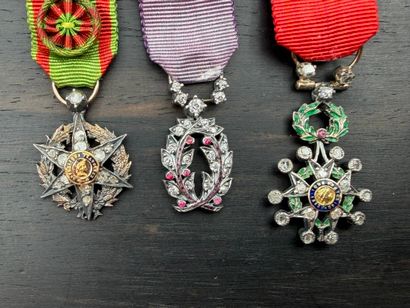 Set of 3 miniature decorations
including...