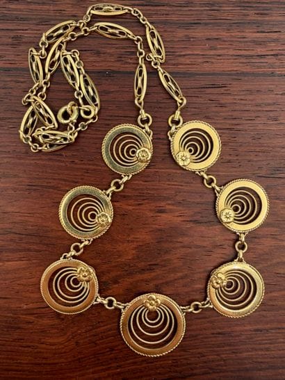 18K (750) yellow gold drapery necklace
(eagle's...