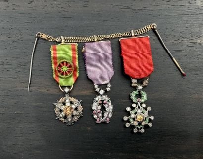 Set of 3 miniature decorations
including...