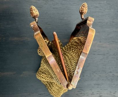Small coin purse in 18K (750) yellow gold.
Chased...