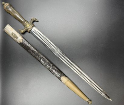 Hunting dagger
horn and bronze handle decorated...