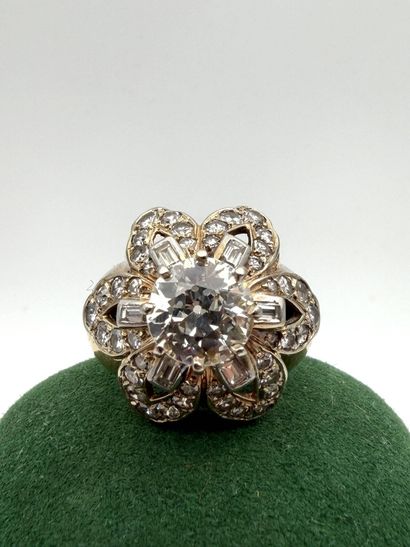 Cocktail ring in 18K (750) gold,
set with...