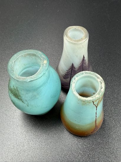 Lot de trois vases miniatures
à décor de...