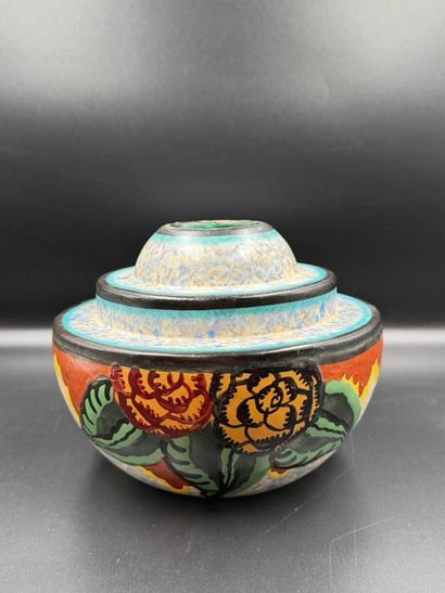 D'Argyl
Vase à panse en demie-sphère et cylindrique...
