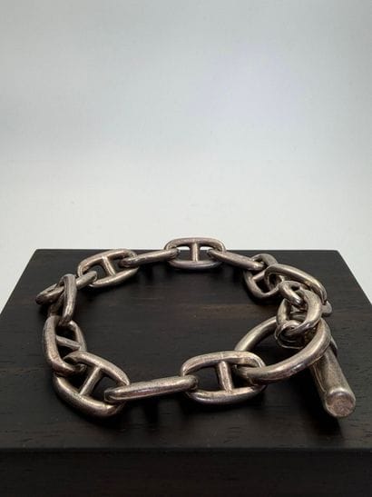 Silver bracelet
articulated with navy links....