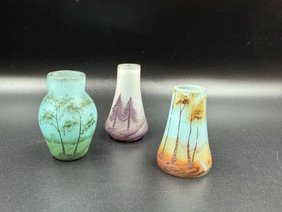 Lot de trois vases miniatures
à décor de...