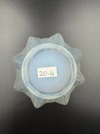 R. Lalique France
Vase à panse globulaire...