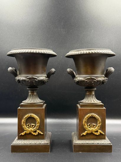 Pair of bronze cassolettes
featuring Medici...