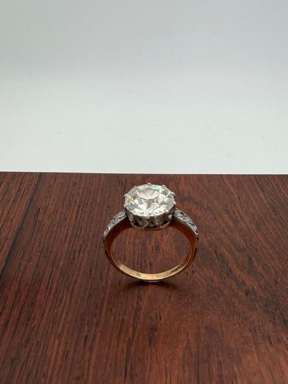 Ring in 18K (750) gold,
set with a round...