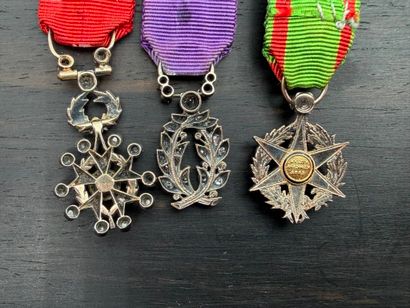 Set of 3 miniature decorations
including...
