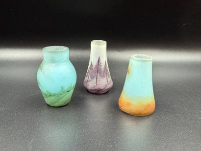 Lot de trois vases miniatures
à décor de...