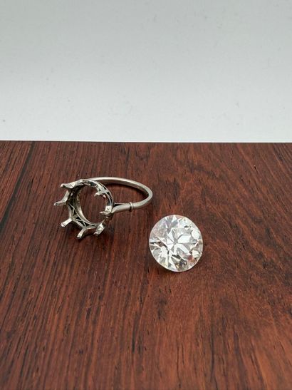 Platinum ring,
set with a round old-cut diamond...