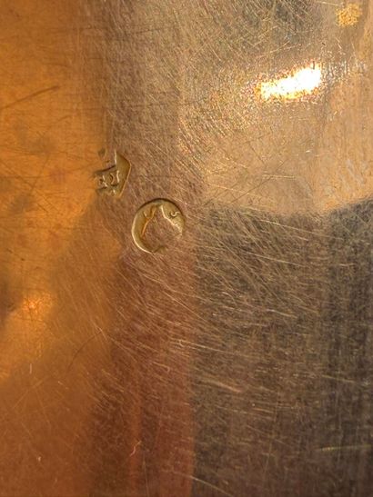 18k (750) yellow gold box
with flower scrolls....