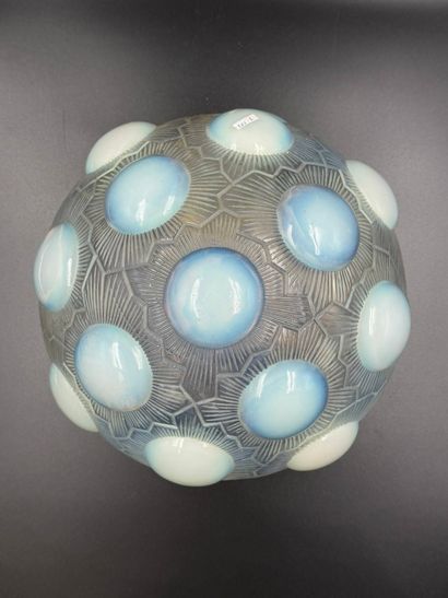 René LALIQUE (1860 – 1945)
Plafonnier vasque...