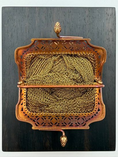 Small coin purse in 18K (750) yellow gold.
Chased...