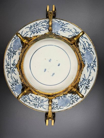 Imari porcelain bowl
with polychrome decoration...