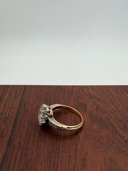 Ring in 18K (750) gold,
set with a round...