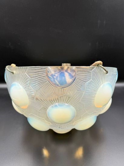 René LALIQUE (1860 – 1945)
Plafonnier vasque...