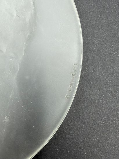 R.LALIQUE
Médaillon en verre sablé représentant...