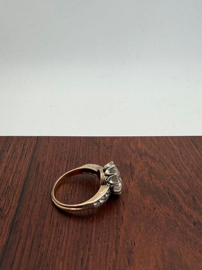 Ring in 18K (750) gold,
set with a round...