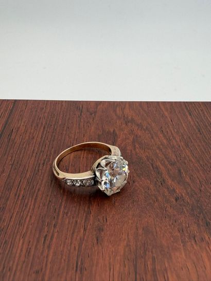 Ring in 18K (750) gold,
set with a round...
