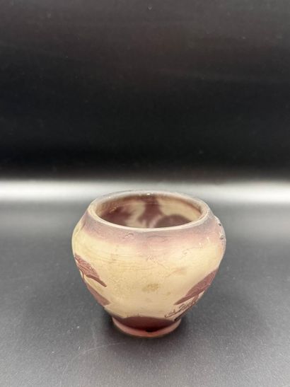 TRAVAIL FRANÇAIS
Vase à corps ovoïde légèrement...