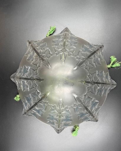 René LALIQUE (1860-1945) 
Plafonnier vasque...
