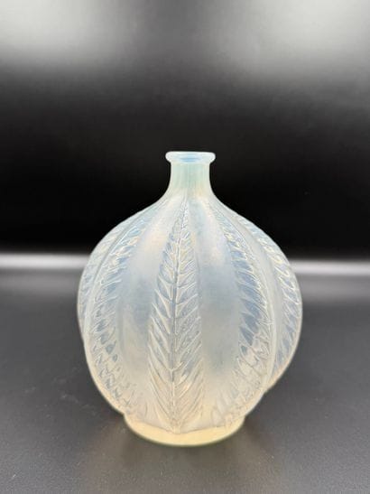 R. Lalique France
Vase à panse globulaire...