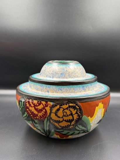 D'Argyl
Vase à panse en demie-sphère et cylindrique...