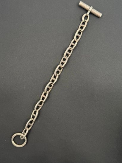Silver bracelet
articulated with navy links....