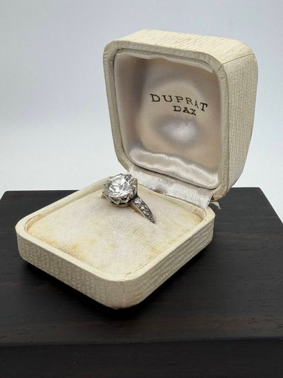 Ring in 18K (750) gold,
set with a round...