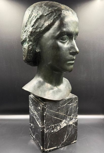VERHASSELT
Buste de femme
Bronze à patine...