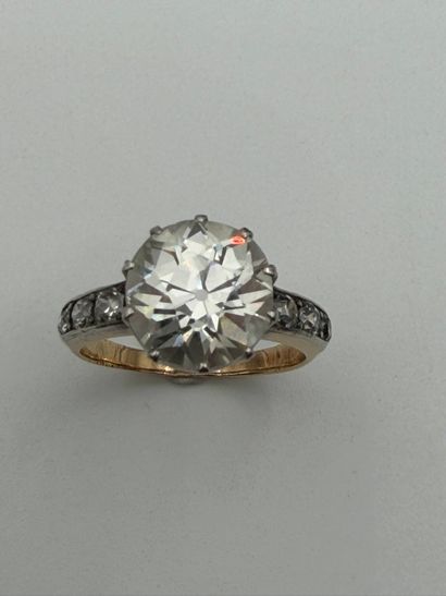 Ring in 18K (750) gold,
set with a round...