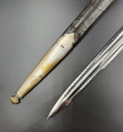 Hunting dagger
horn and bronze handle decorated...