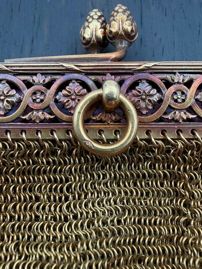 Small coin purse in 18K (750) yellow gold.
Chased...