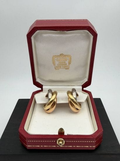 CARTIER
Pair of ear clips in three colored...
