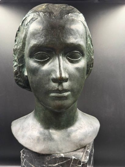 VERHASSELT
Buste de femme
Bronze à patine...