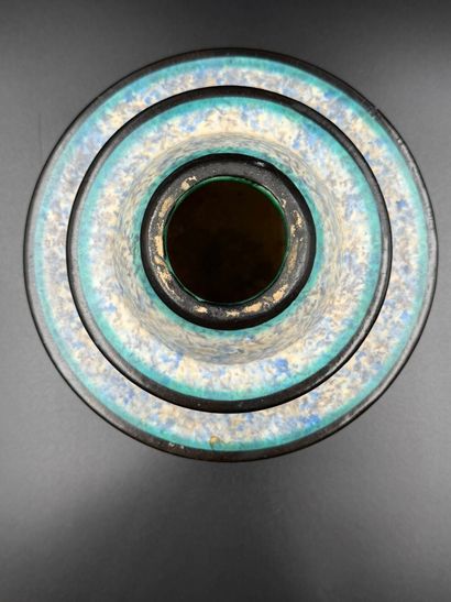 D'Argyl
Vase à panse en demie-sphère et cylindrique...